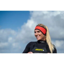 Musto Championship Aqua Headband 2.0 - Oxi Fire 3 Musto Championship Aqua Headband 2.0 - Oxi Fire -Sailing Clothing Store 2022 Musto Championship Aqua Headband 2.0 CHAMPIONSHIP LOCATION PHOTOSHOOT BST 86053 024